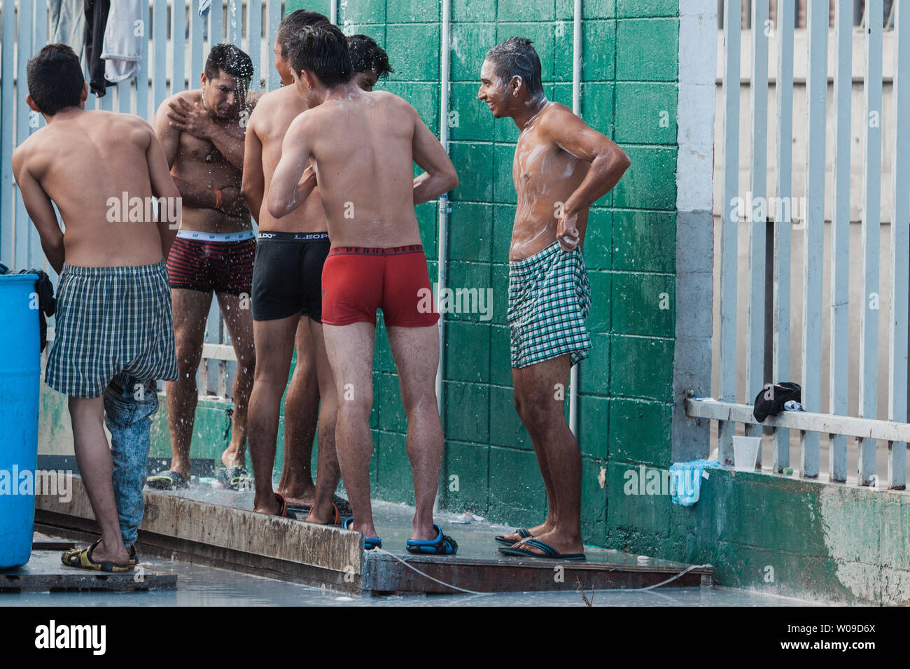embrague Permanecer de pié Anormal Los hombres con ducha en la parte posterior de Benito Juárez refugio de  migrantes en Tijuana, México, el 28 de noviembre de 2018. Este es un  inundado es una sección con baños