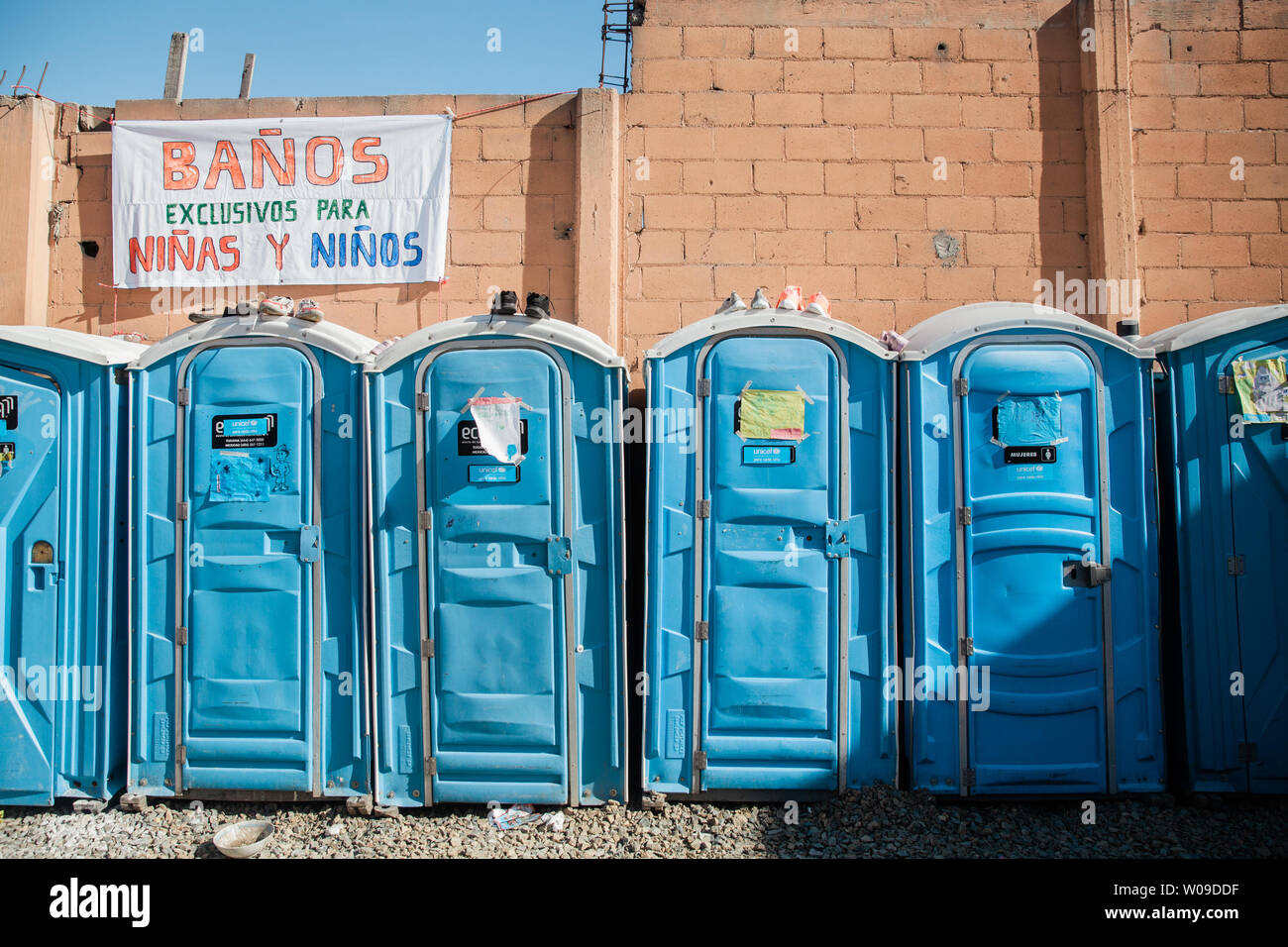 Baños portátiles para niños en el Barretal refugio en Tijuana, México, el 9  de diciembre de 2018. Foto por Ariana Drehsler/UPI Fotografía de stock -  Alamy