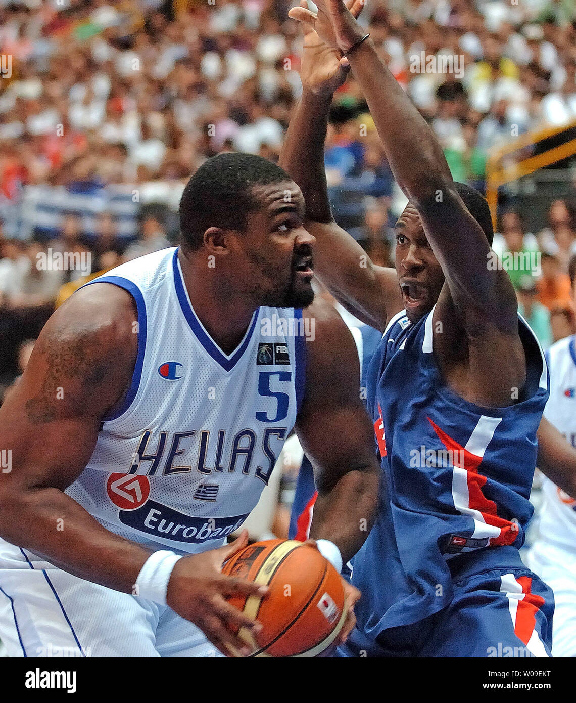 Sofoklis Schortsanitis (L) de Grecia rompe la defensa de Francia en cuartos  de final contra Francia durante el Campeonato Mundial de Baloncesto FIBA,  en Saitama, Japón, el 30 de agosto de 2006.