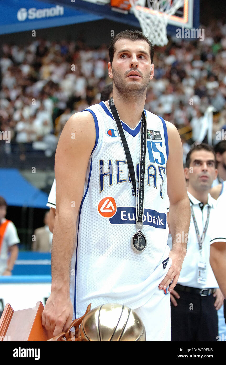 Mihalis Kakiouzis de Grecia está inmóvil después de la ceremonia de entrega  durante el Campeonato Mundial de Baloncesto FIBA, en Saitama, Japón el 3 de  septiembre de 2006. Grecia perdió el juego