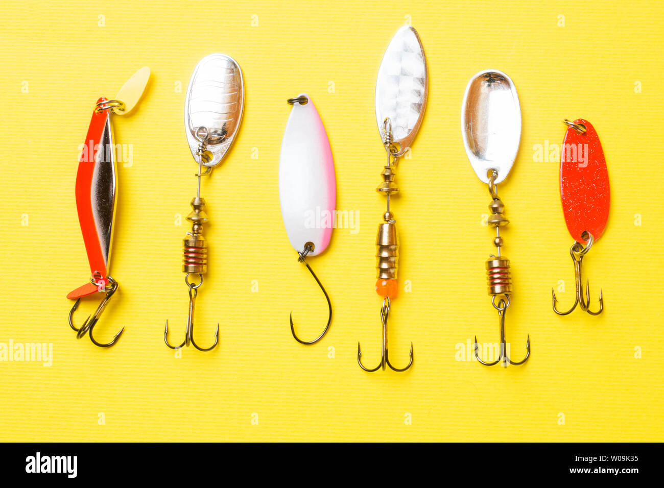 Anzuelos y cebos en un conjunto para capturar diferentes tipos de peces en  un fondo amarillo con espacio de copia. Lay, plana Fotografía de stock -  Alamy