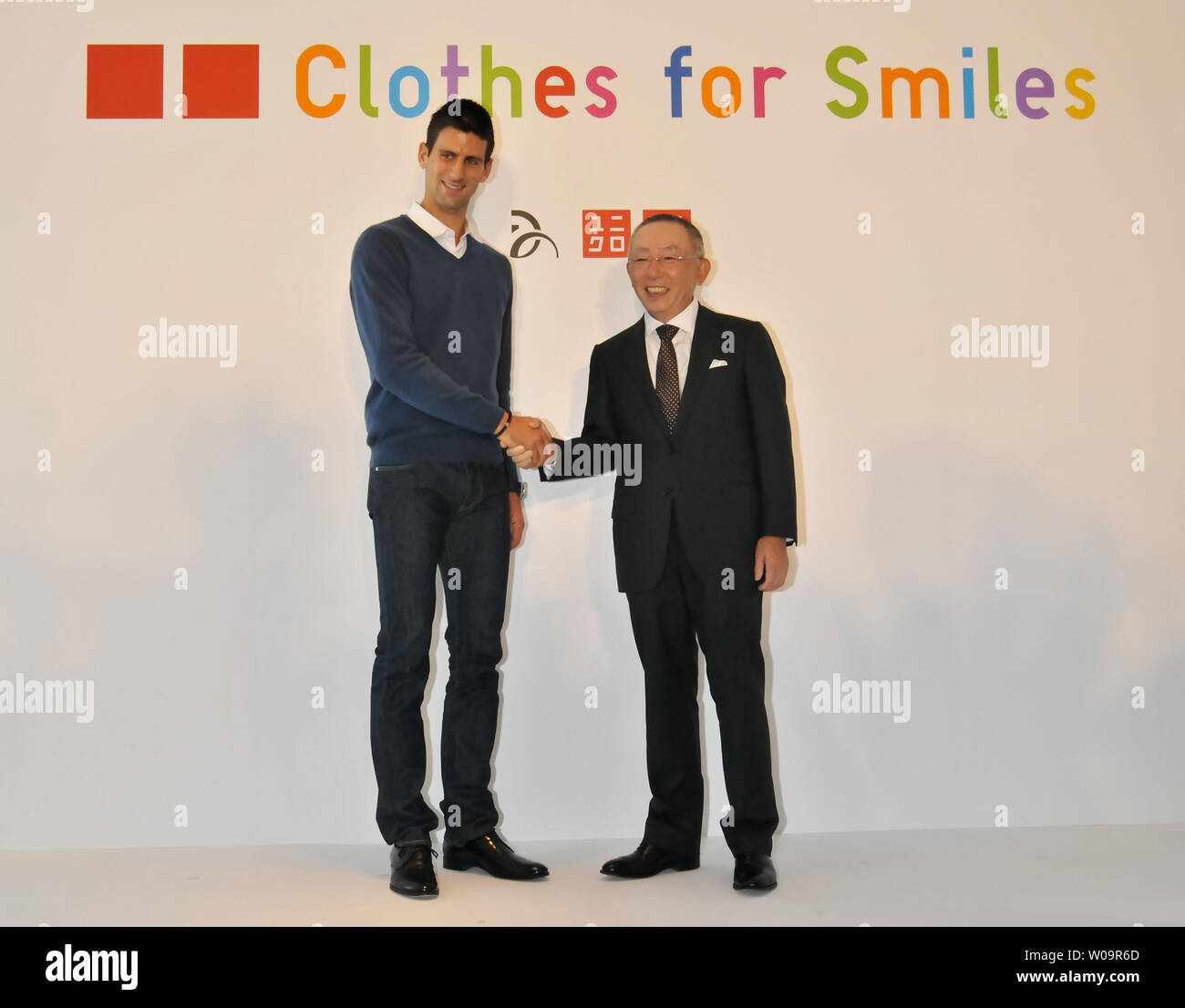 Jugador de tenis Novak Djokovic y Tadashi Yanai, Presidente y Presidente de  la compañía de Fast Retailing Co., Ltd., asistir a una conferencia de  prensa para el nuevo fondo \