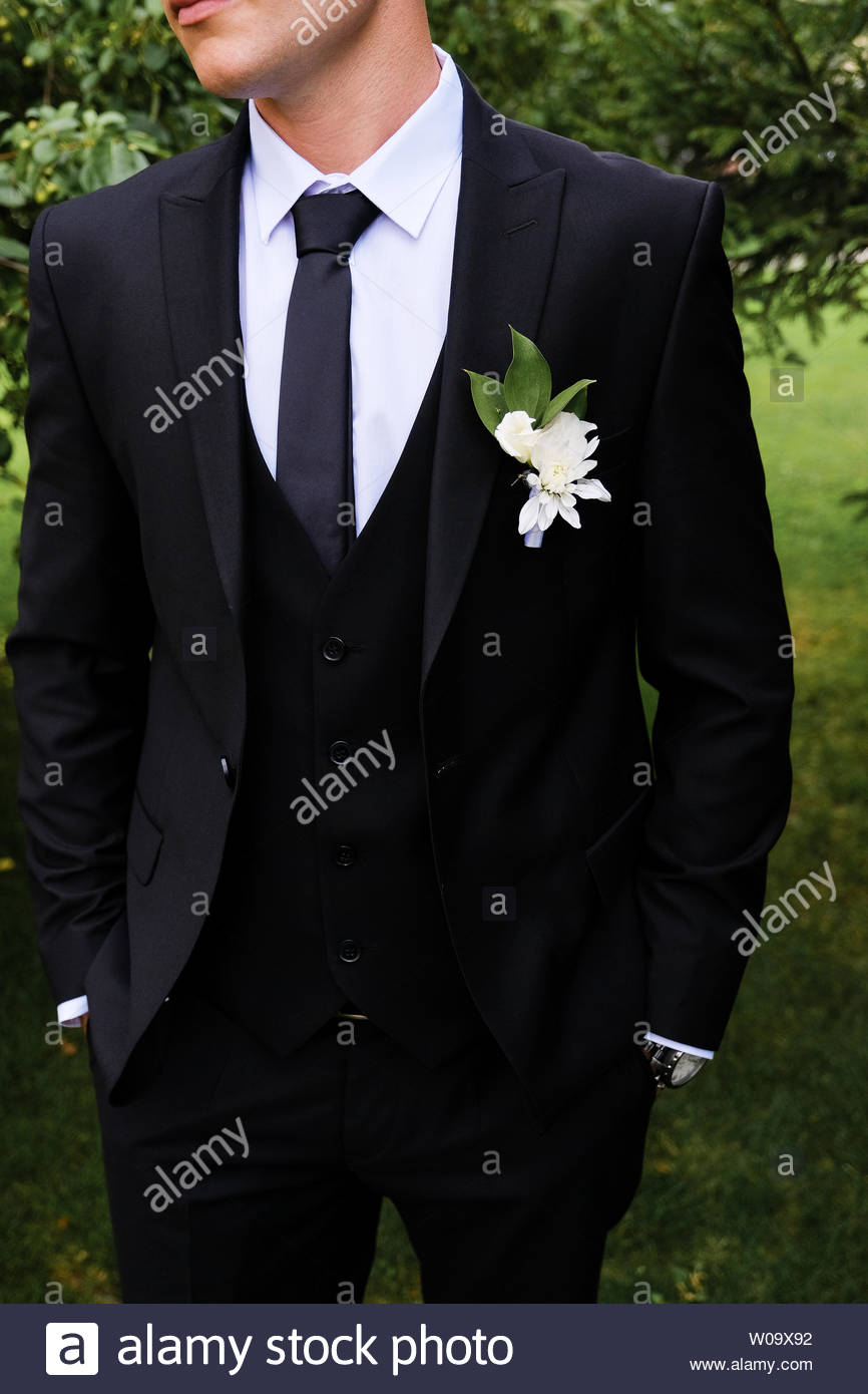 El novio en una camisa blanca, corbata, traje azul oscuro o El novio en una camisa blanca, corbata, traje azul oscuro o
