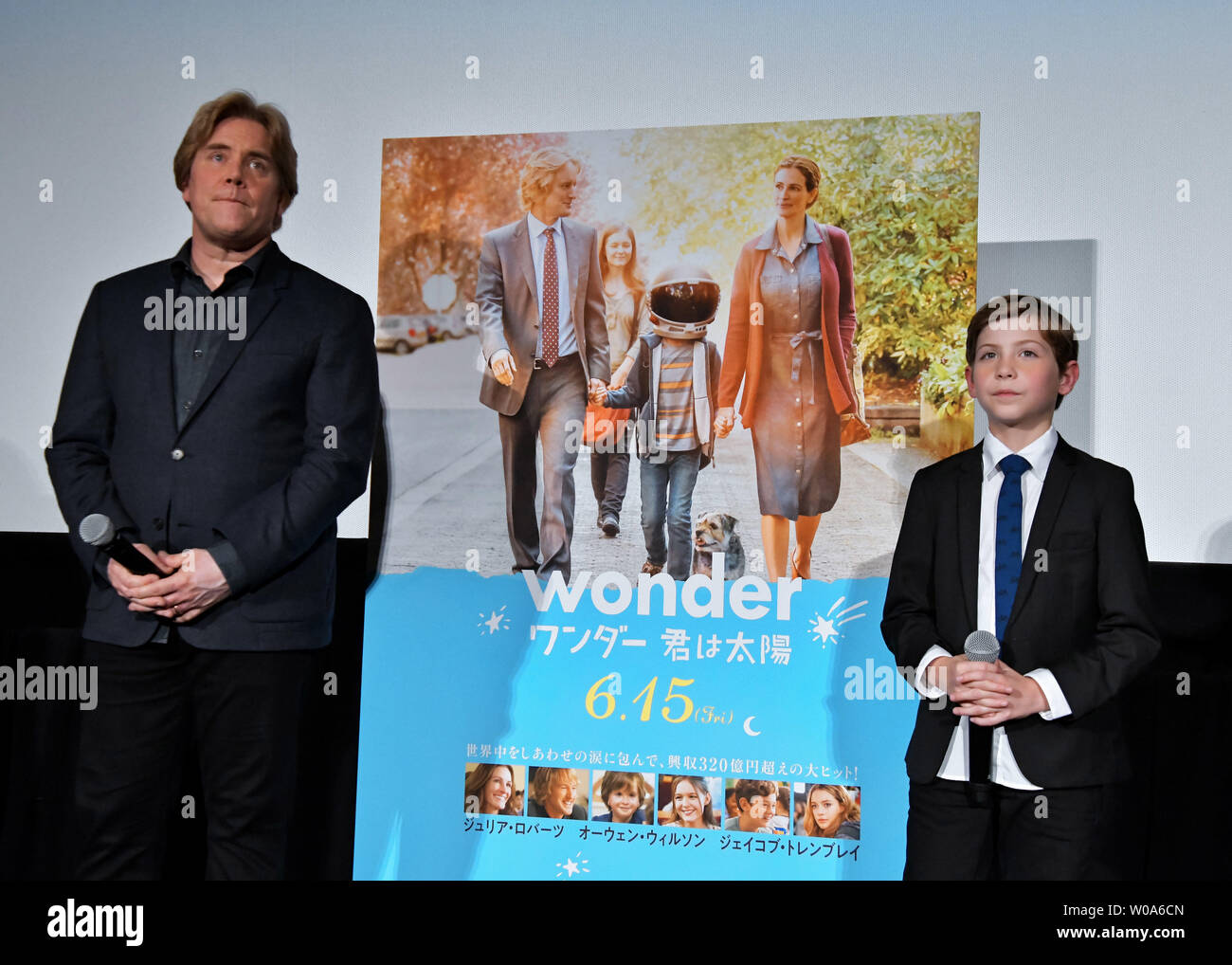 El Director Stephen Chbosky L Y Actor Jacob Tremblay Japon Asiste A La Premiere De La Pelicula Wonder En Tokio Japon El 31 De Mayo De 18 Esta Pelicula Se Estrenara El 15