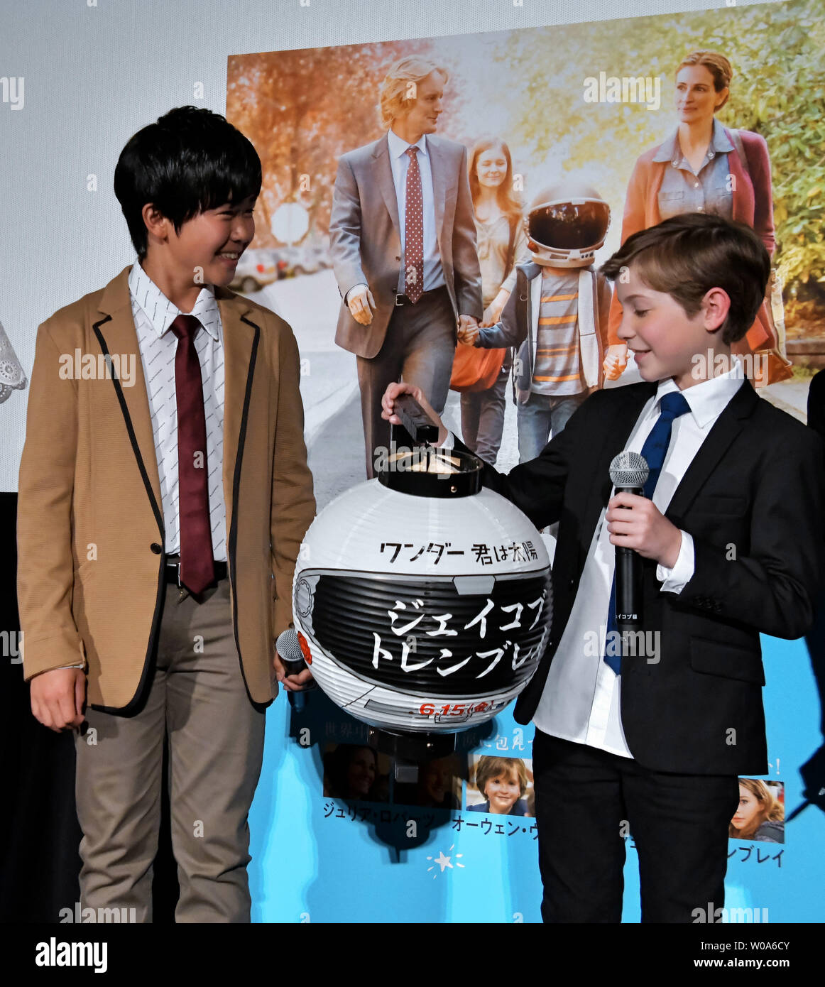 Actores Jacob Tremblay Y Fuku Suzuki Asistir Al Estreno En Japon De La Pelicula Wonder En Tokio Japon El 31 De Mayo De 18 Esta Pelicula Se Estrenara El 15 De Junio