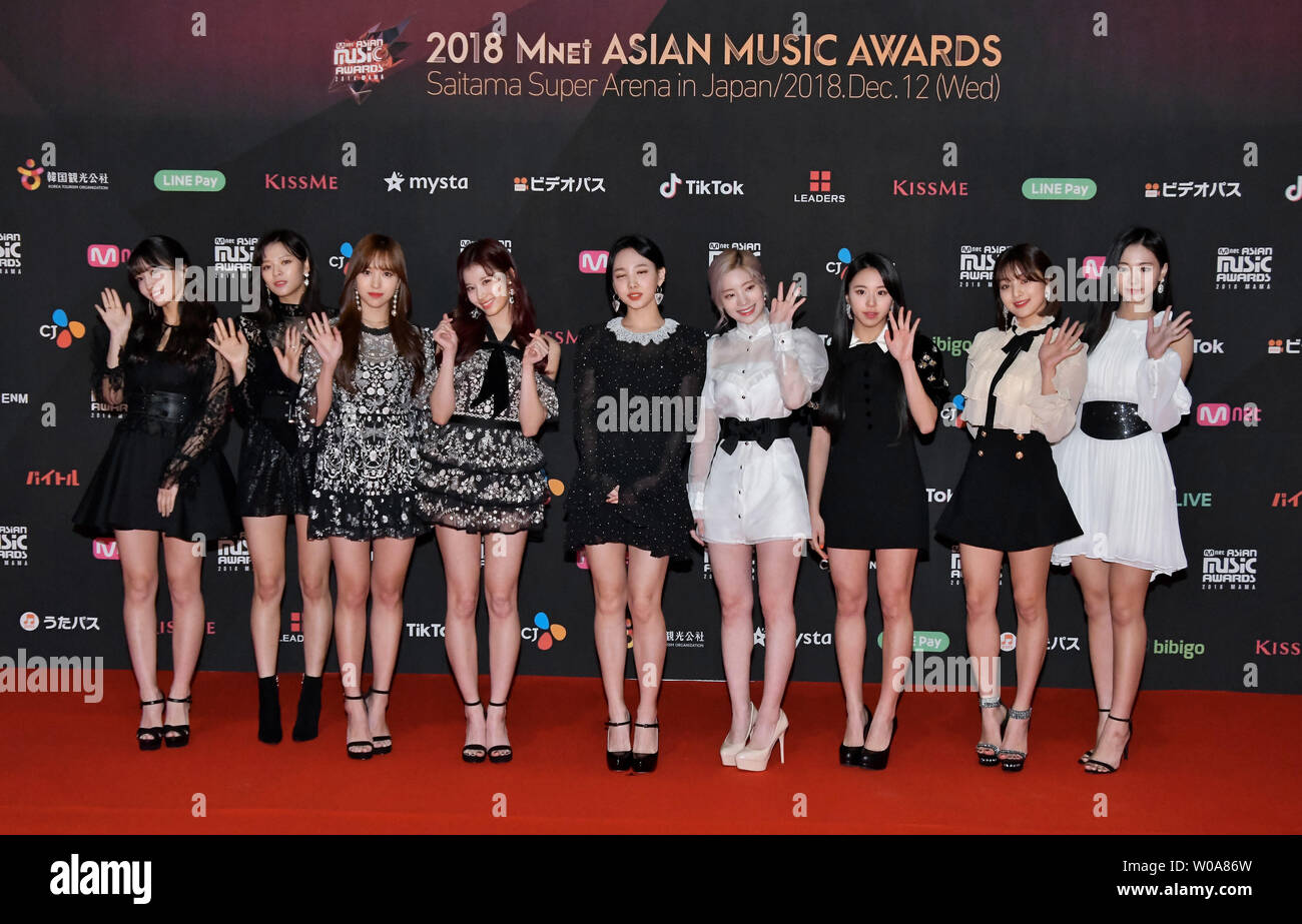 Los miembros del grupo niña surcoreana DOS VECES posar para la cámara  durante la ceremonia redcarpet para '2018 MAMA(Mnet Asian Music Awards) la  elección del ventilador en Japón' en Saitama, Japón en