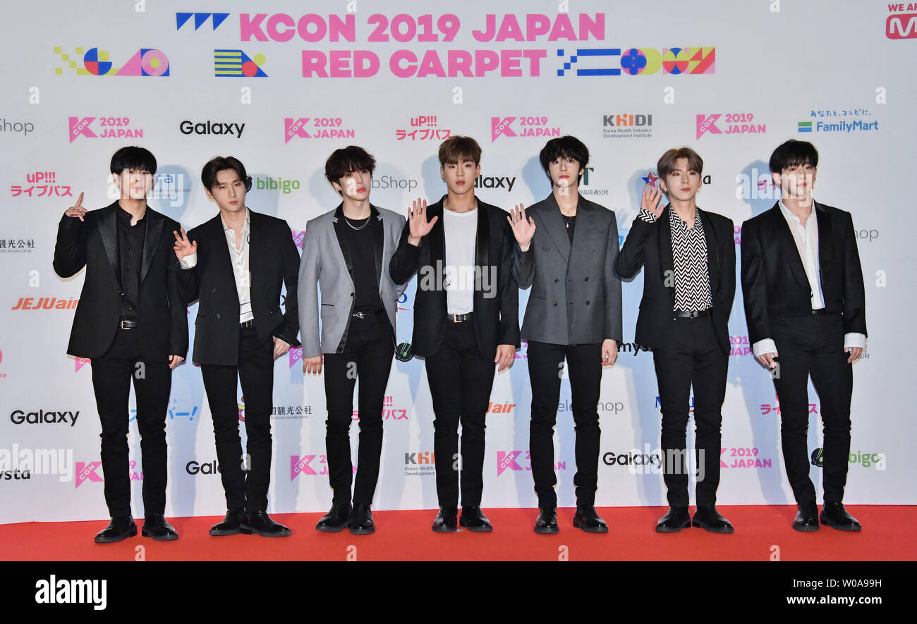 Los miembros del grupo surcoreano Monsta boy X posan para los fotógrafos  durante la ceremonia de 'KCON redcarpet 2019 Japón' en Chiba-Prefecture,  Japón el 18 de mayo de 2019. KCON es caso