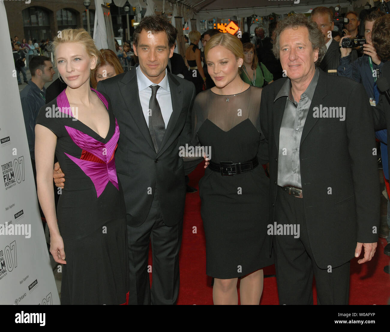 El Elenco De Elizabeth La Edad De Oro L R Cate Blanchett Clive Owen Abbie Cornish Y Geoffrey Rush Llegan A Roy Thomson Hall Para El Estreno Mundial De Su Pelicula En El