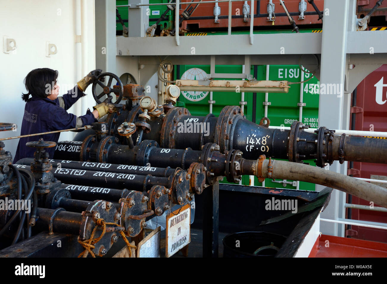 Puerto del Pireo, Grecia - Diciembre 08, 2016: marinero filipino trabajando en el búnker de estación múltiple campeón nunca containership (OMI 9293765) durante Foto de stock