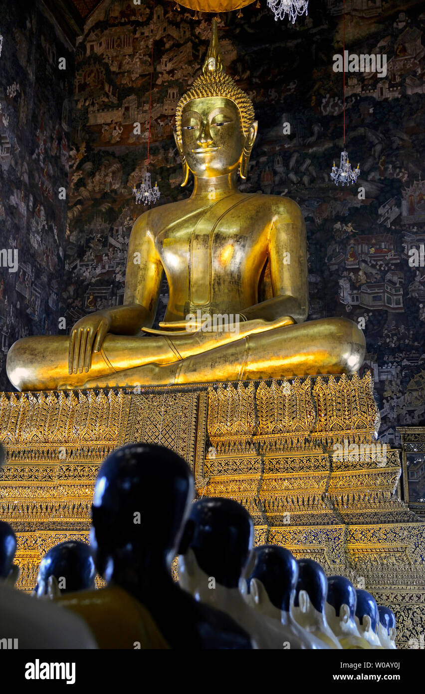Bangkok, Tailandia - 2018.03.06: estatua de Buda en la ordenación hall de Wat Suthat thepwararam - Foto de stock