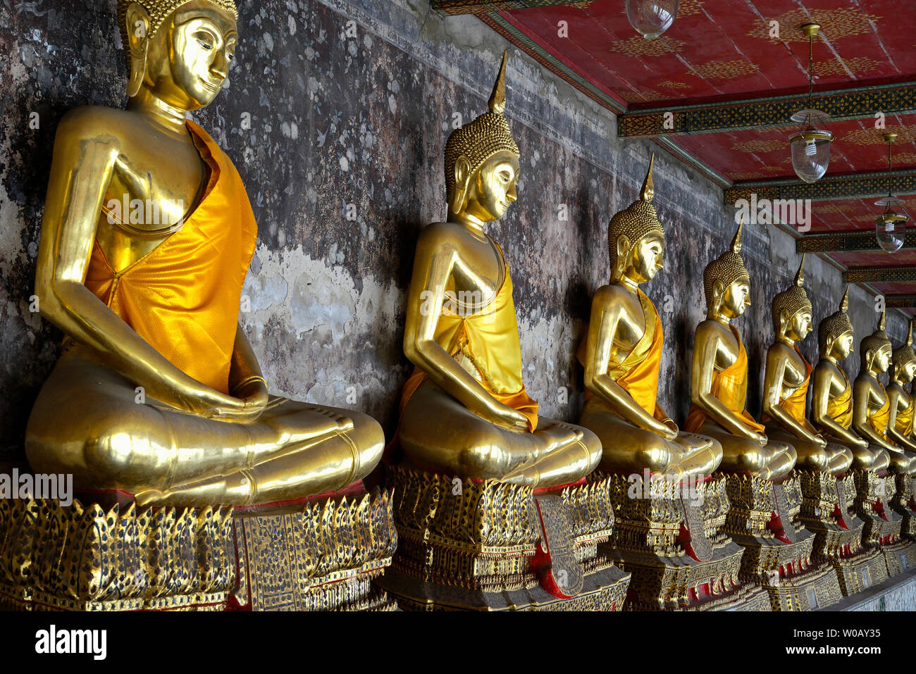 Bangkok, Tailandia - 2018.03.06: estatuas de Buda en Wat Suthat thepwararam templo budista - Foto de stock