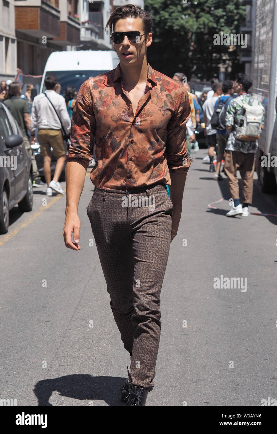 Milán, Italia: 16 de junio de 2019: los bloggers de moda street style trajes  durante la Semana de la moda de Milán hombre en 2019/2020 Fotografía de  stock - Alamy