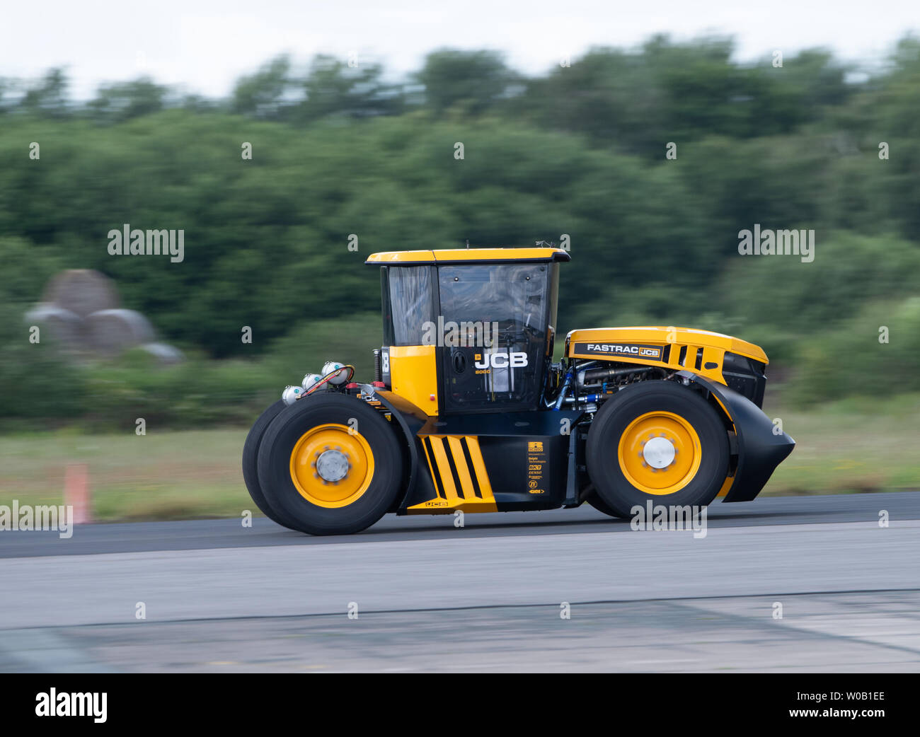 JCB Agri-maquinaria fabrica haciendo un nuevo récord de velocidad británica para un tractor de 103.6 mph, superando el récord anterior de 87.27 mph en marzo de 2018 Foto de stock