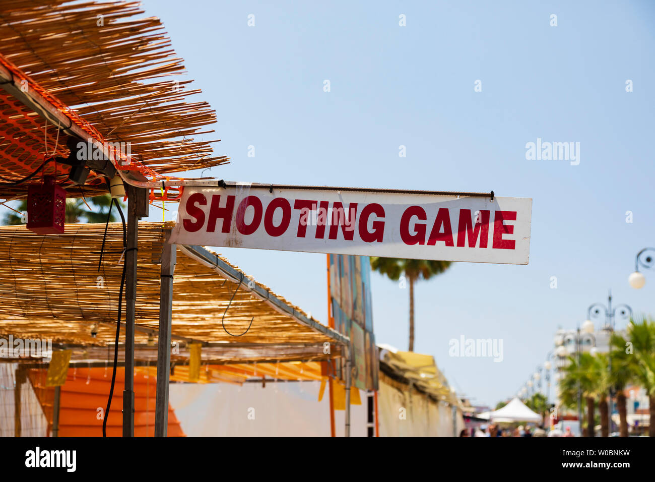Juego de disparos en calada prom Finikoudes durante el festival de Kataklysmos, Larnaca, Chipre. Junio 2019 Foto de stock
