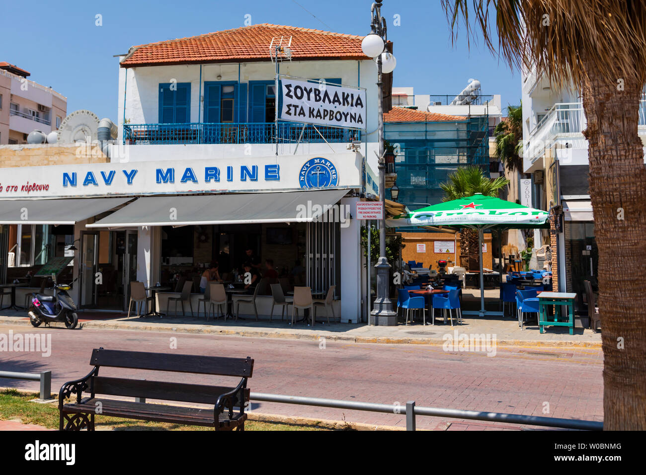 Marina marina bar y restaurante, además de Finikoudes, en Larnaca, Chipre. Junio 2019 Foto de stock