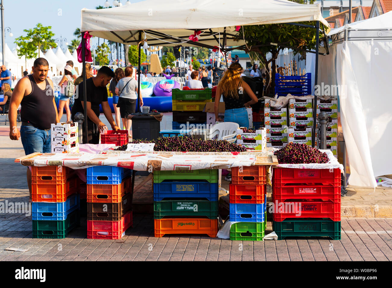 Puesto de venta de las cerezas frescas durante el festival de Kataklysmos, Plaza de Europa, en Larnaca, Chipre. junio de 2019 Foto de stock