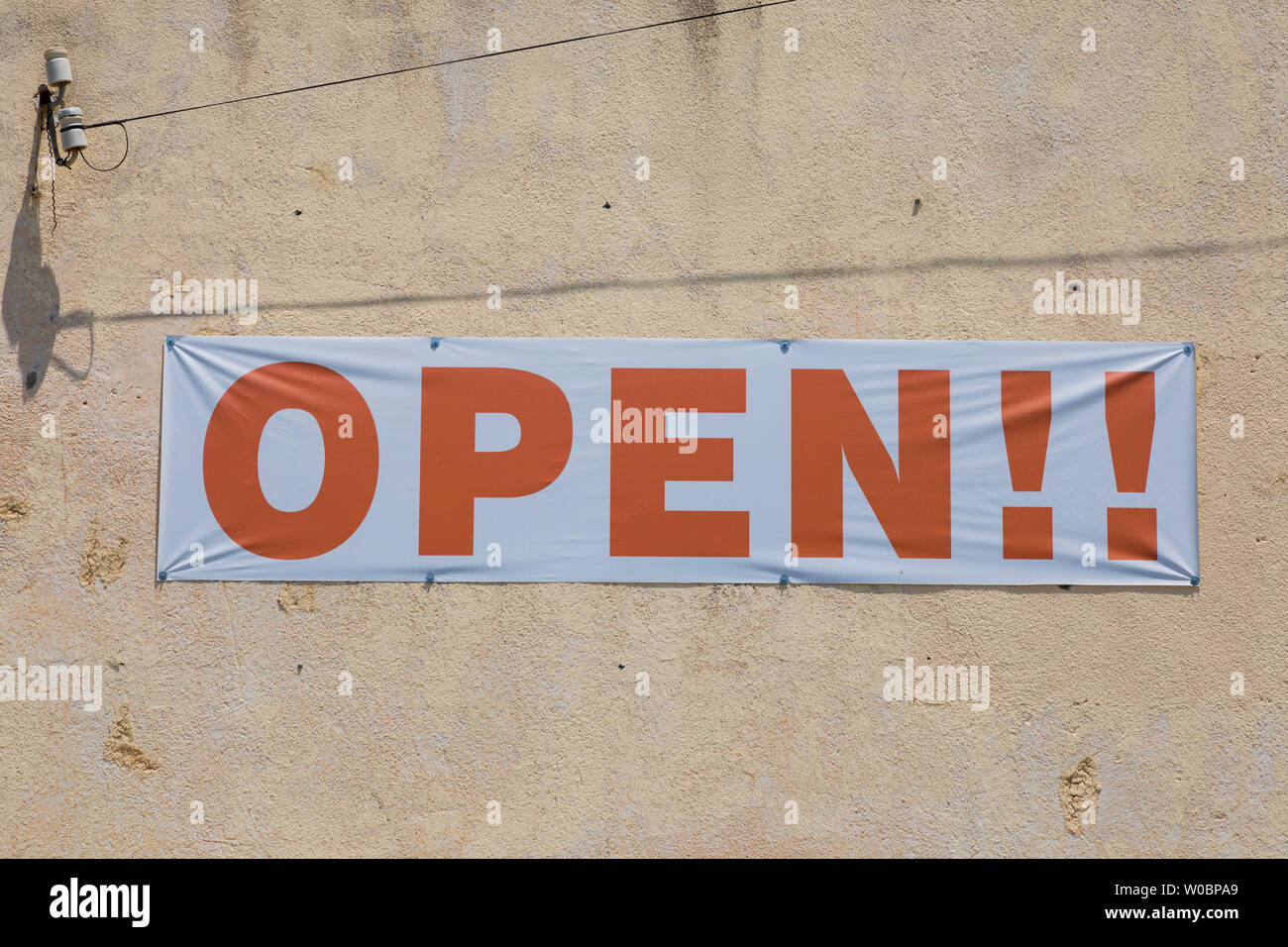 "Abrir" banner clavado a la pared, Larnaca, Chipre. Junio 2019 Foto de stock
