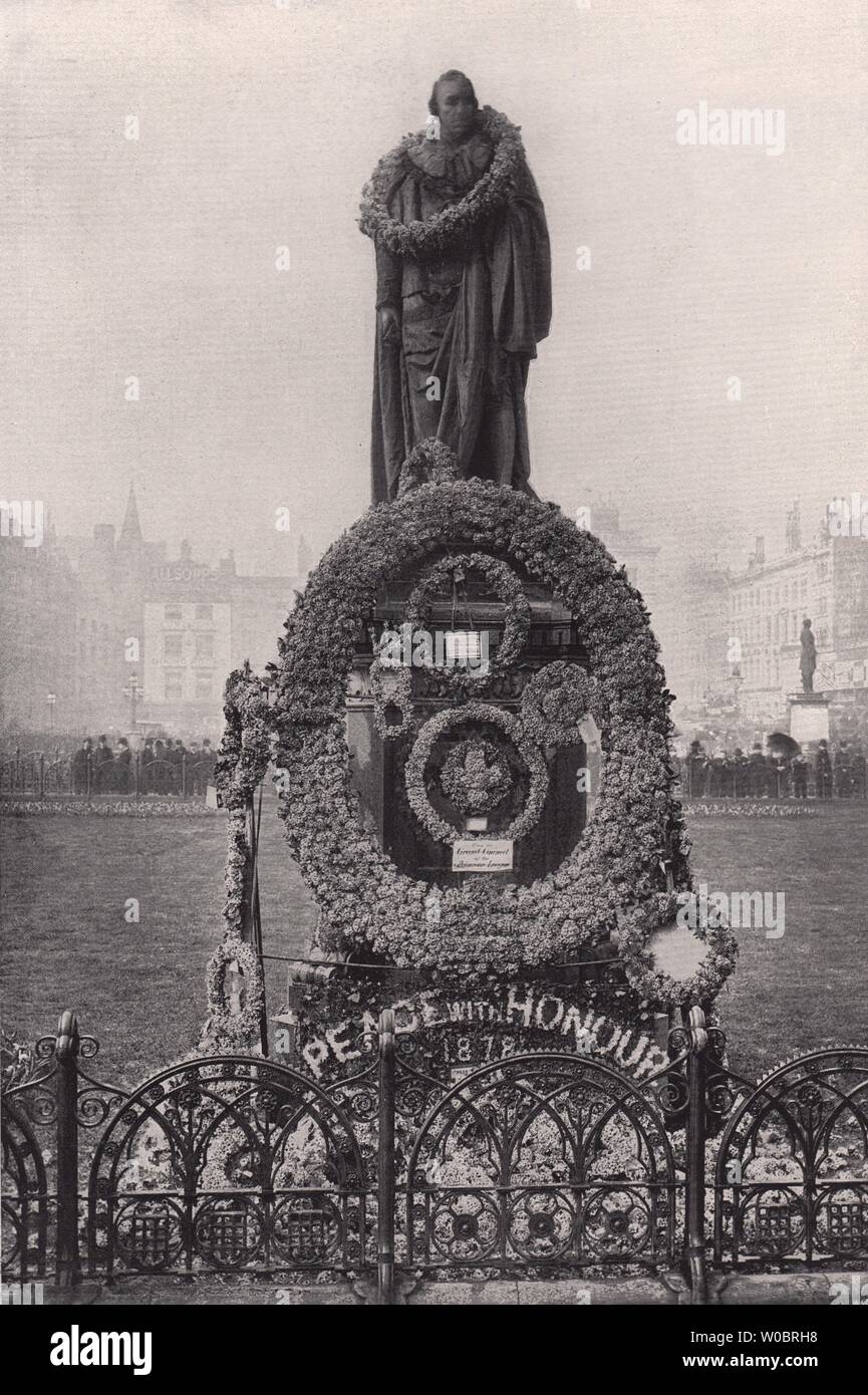 La Plaza del Parlamento - Lord Beaconsfield la estatua en Primrose día. Londres 1896 Foto de stock