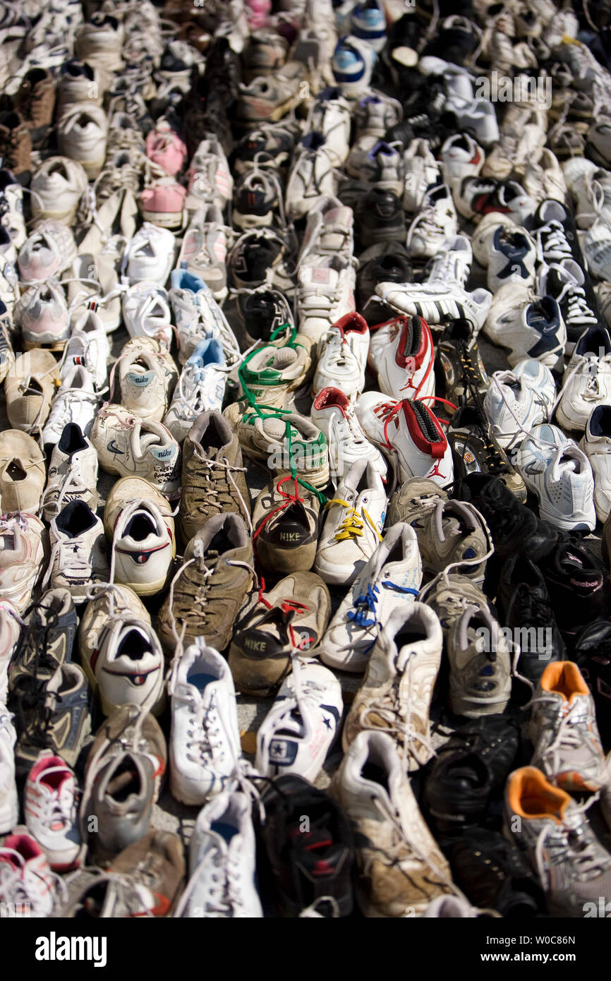 Los zapatos son 10,512 foto durante un evento de la revista National  Geographic Kids para establecer el récord mundial de Guinness para la cadena  más larga del mundo de zapatos en la