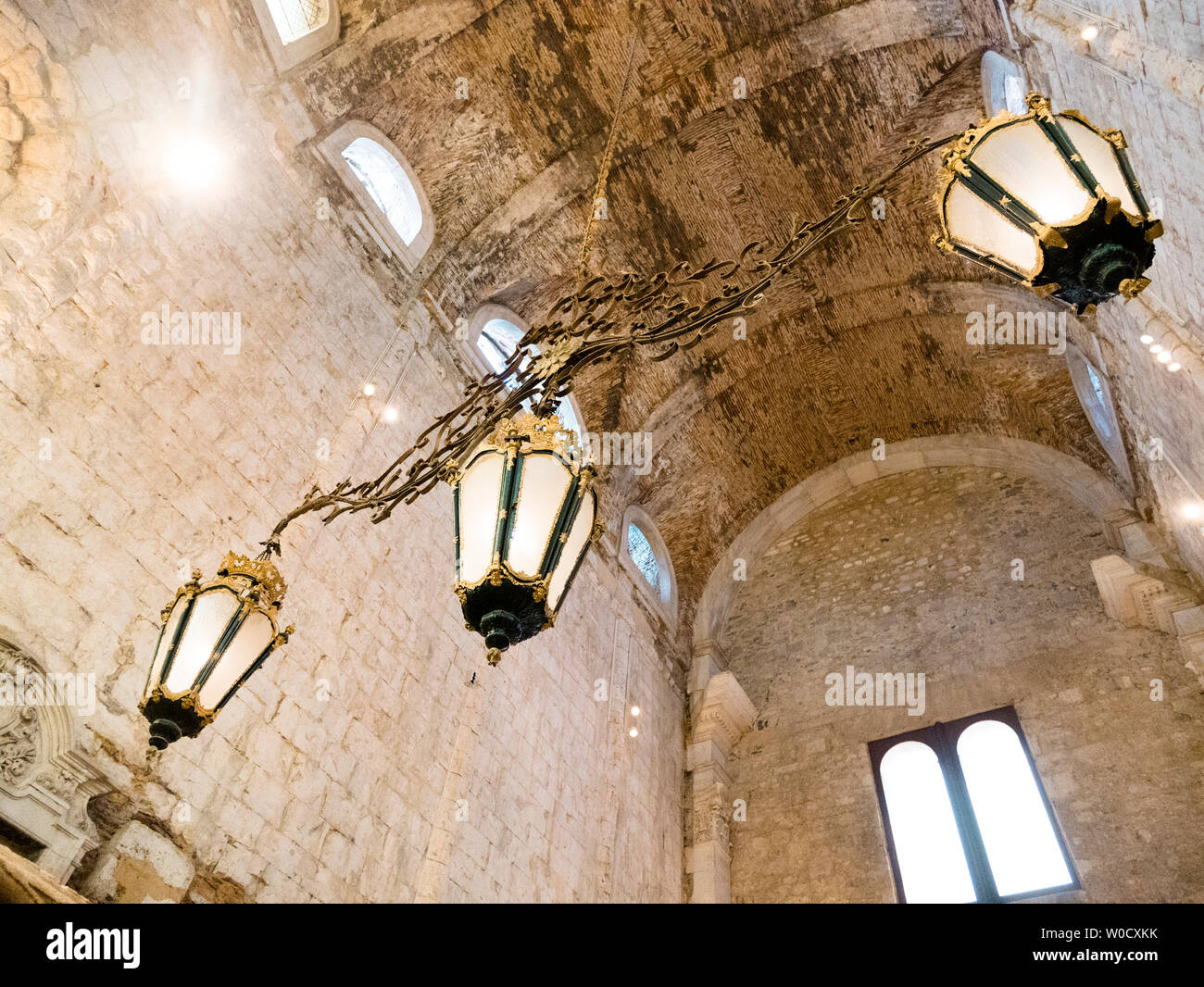 Lámpara de araña en el convento de Carmo, Lisboa Foto de stock