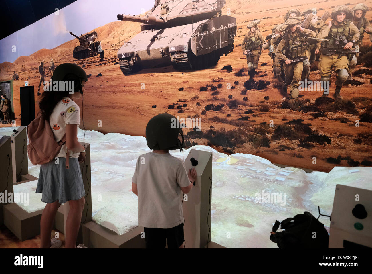 Jerusalén, Israel. 27 de junio de 2019. Los niños israelíes experimentando  battlefield mediante simuladores de VR en una exposición especial abierto  al público llamado 'nuestro' de las FDI está administrado conjuntamente por