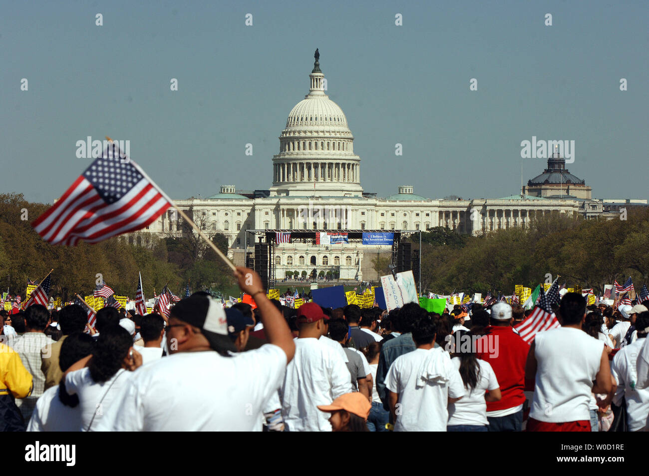 Decenas de miles de inmigrantes y sus partidarios de marzo durante una reunión en Washington el 10 de abril de 2006. A través de los EE.UU. cientos de miles de manifestantes se reunieron hoy contra un proyecto de ley que tipificaría como delito la casa de inmigrantes ilegales y de las medidas de reforma que podrían proteger sus derechos. (UPI foto/Roger L. Wollenberg) Foto de stock