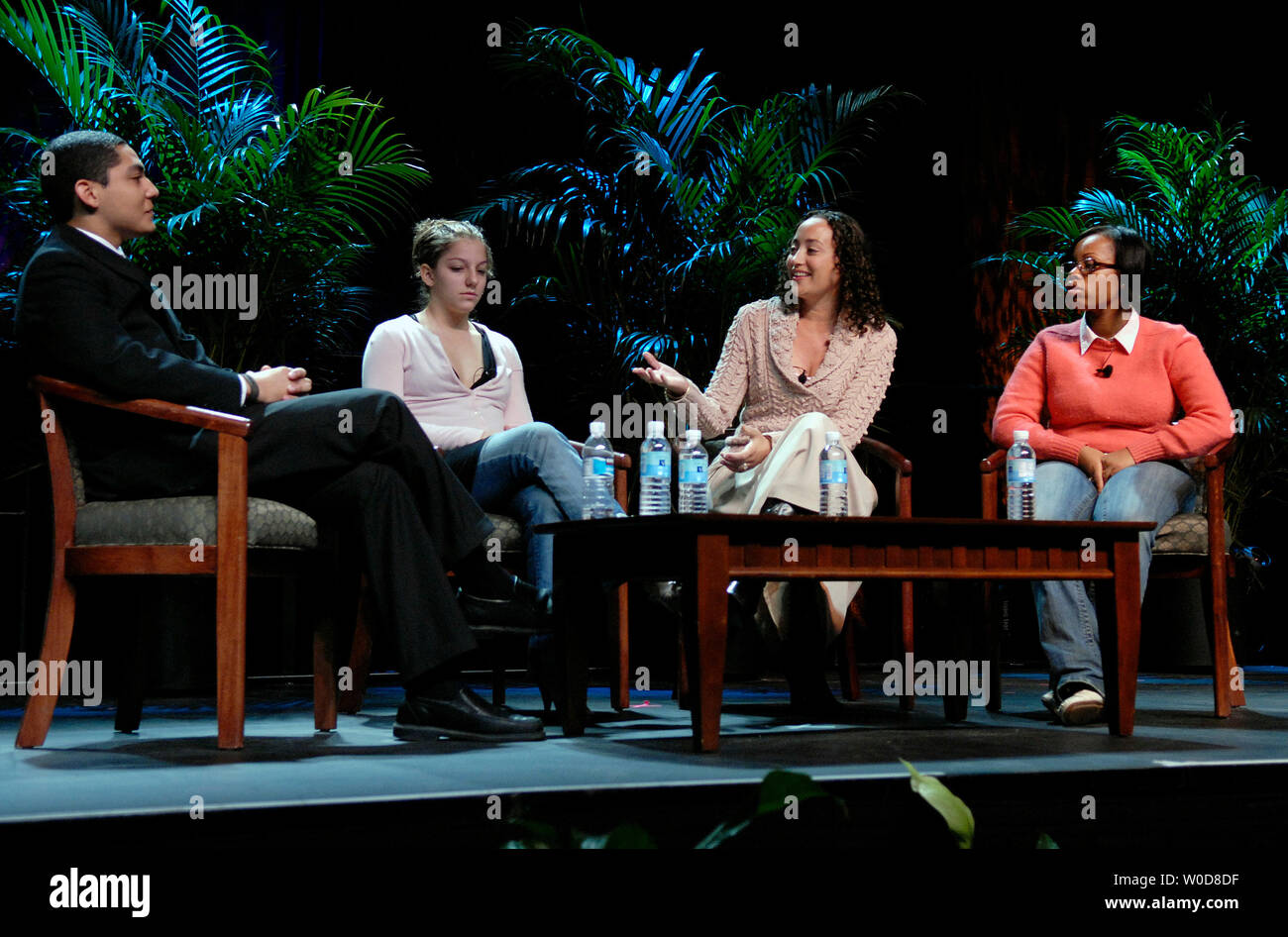 Clientes ACLU Ron Bilbao (L), Hope Reichbach (2L), Alondra Jones (R) y el moderador Catherine Lhamon (2R) de la ACLU en el sur de California, celebrar una mesa redonda titulada "La Juventud apostamos por la Libertad' en la Conferencia miembros de la ACLU en Washington el 17 de octubre de 2006. Los jóvenes clientes habló sobre sus roles en sus comunidades y cómo la ACLU ha ayudado a sus demandas que hayan criado. (UPI foto/Kevin Dietsch) Foto de stock