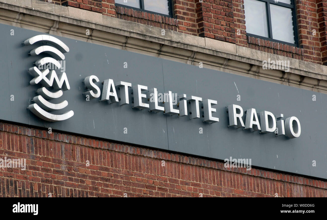 El logotipo de Radio XM es visto en su sede en Washington, DC, el 20 de  febrero de 2007. XM Holdings Inc. anunció el lunes que planea fusionar con  Sirius Satellite Radio