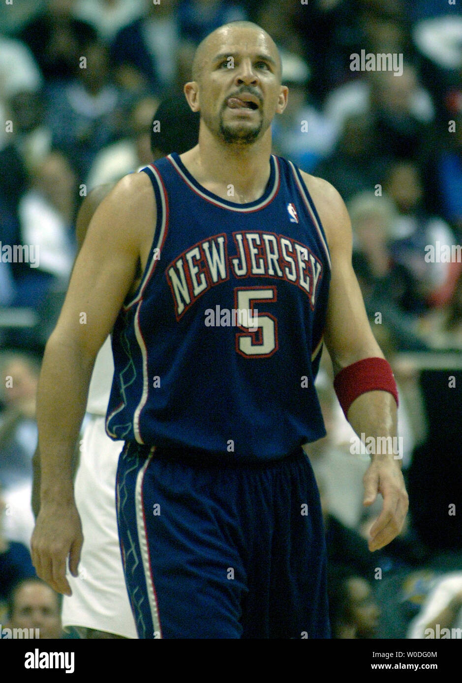 New Jersey Nets Jason Kidd busca en la tabla de puntuación durante el  primer trimestre frente a los Washington Wizards en el Verizon Center en  Washington el 10 de abril de 2007. (