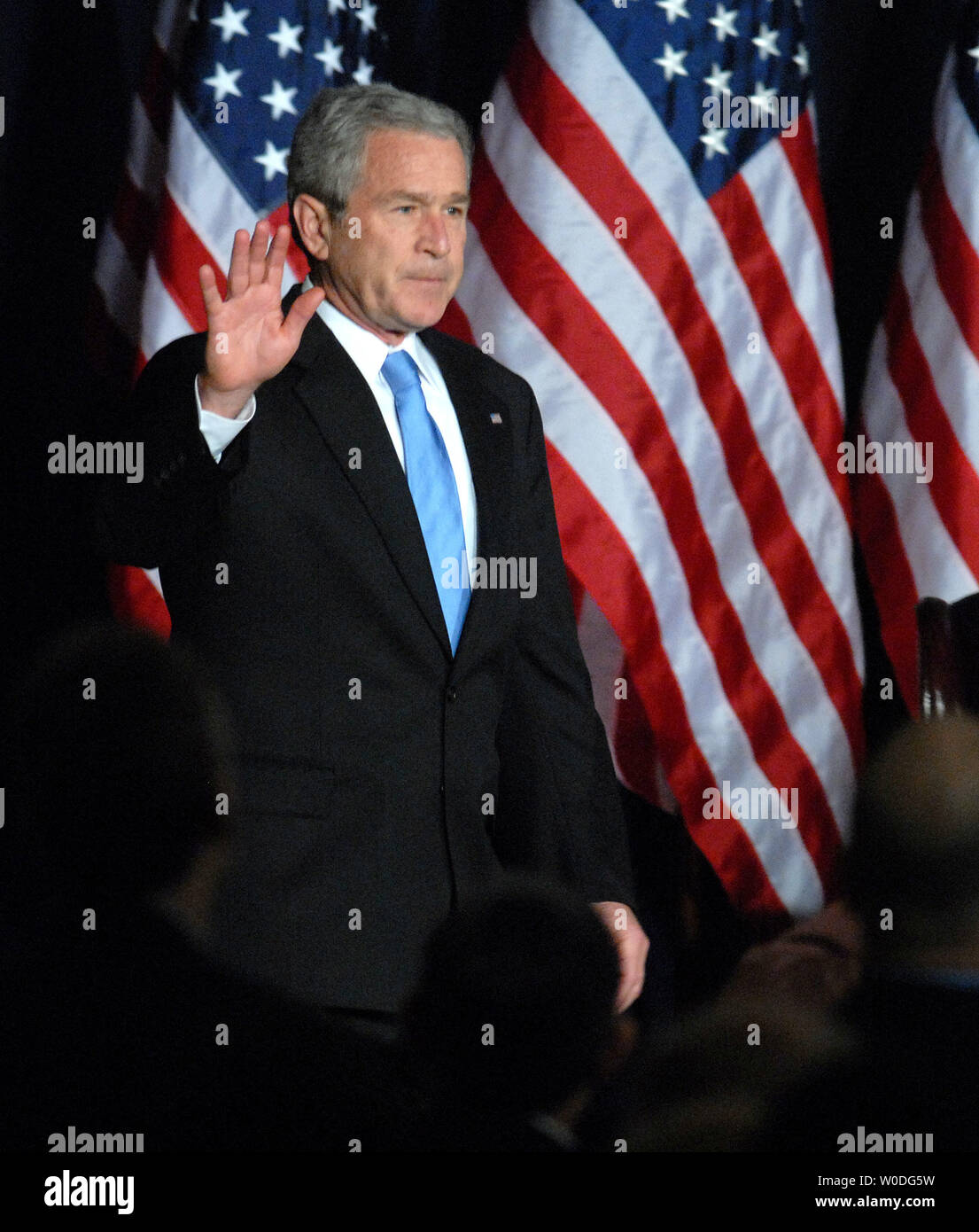 El Presidente de Estados Unidos George W. Bush llega a hablar a los participantes en el desayuno de oración Católica Nacional en Washington el 13 de abril de 2007. Bush aprovechó la ocasión para reiterar su oposición a un proyecto de ley que se encuentra en el Congreso que aliviaría las restricciones sobre financiados con fondos federales la investigación con células madre embrionarias. (UPI foto/Roger L. Wollenberg) Foto de stock