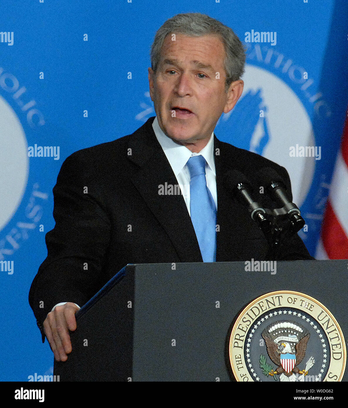 El Presidente de Estados Unidos George W. Bush habla a los participantes en el desayuno de oración Católica Nacional en Washington el 13 de abril de 2007. Bush aprovechó la ocasión para reiterar su oposición a un proyecto de ley que se encuentra en el Congreso que aliviaría las restricciones sobre financiados con fondos federales la investigación con células madre embrionarias. (UPI foto/Roger L. Wollenberg) Foto de stock