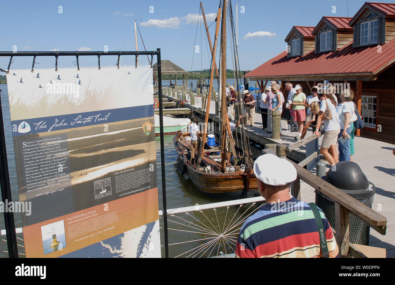 Los turistas ver una réplica del capitán John Smith's 'shallop', un