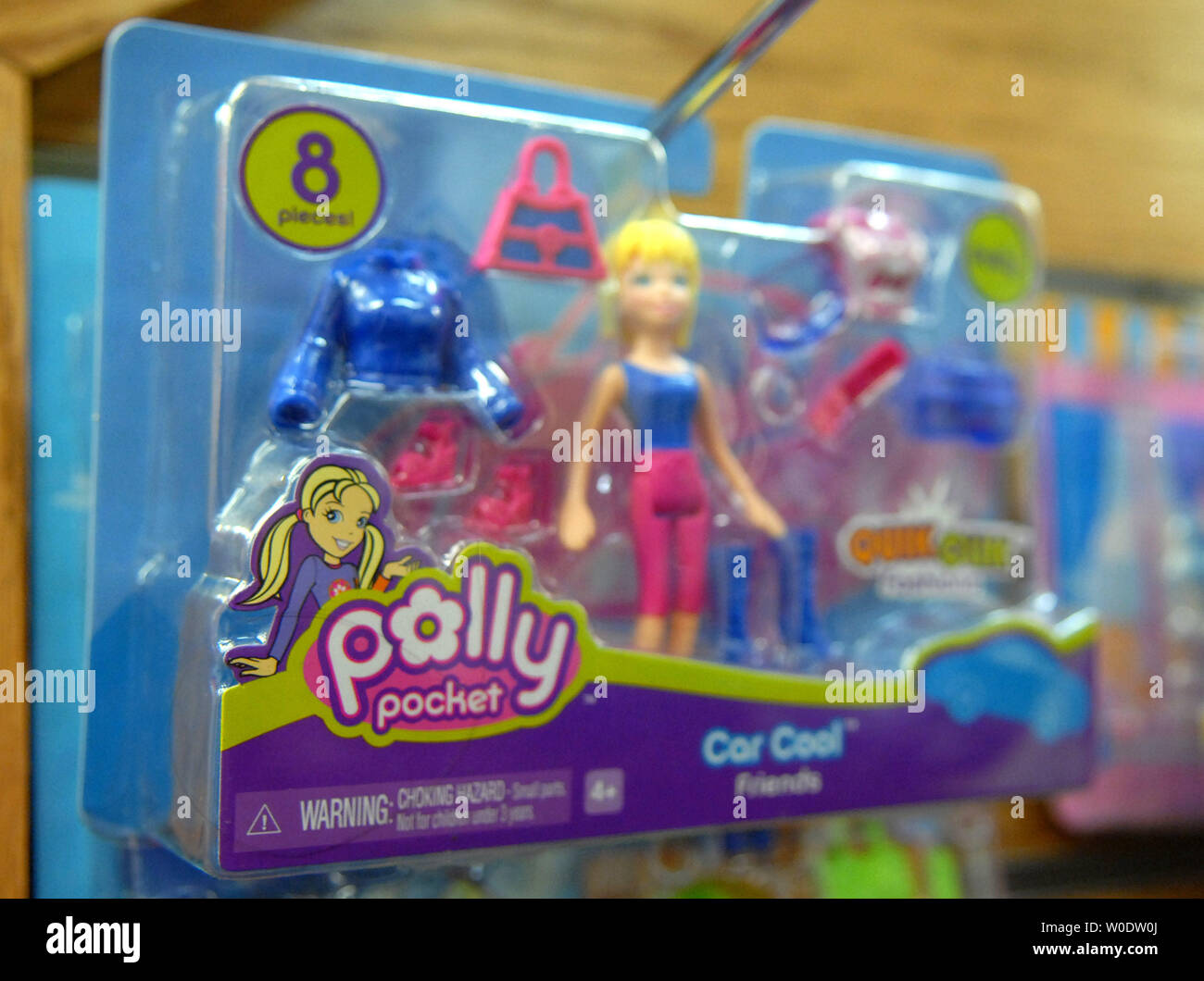 Un juguete Polly Pocket es visto en la pantalla en el Kinder Haus  juguetería en Arlington, Virginia el 14 de agosto de 2007. Mattel recordó 9  millones de chinos hicieron juguetes, incluyendo