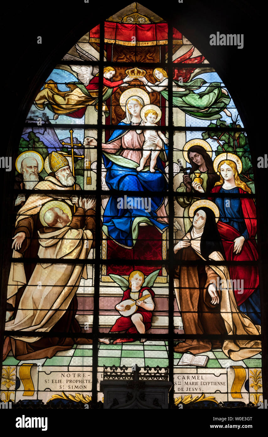 Francia, 4º arrondissement de París, vidriera con la Virgen y el niño en la Iglesia de Saint-Merri Foto de stock