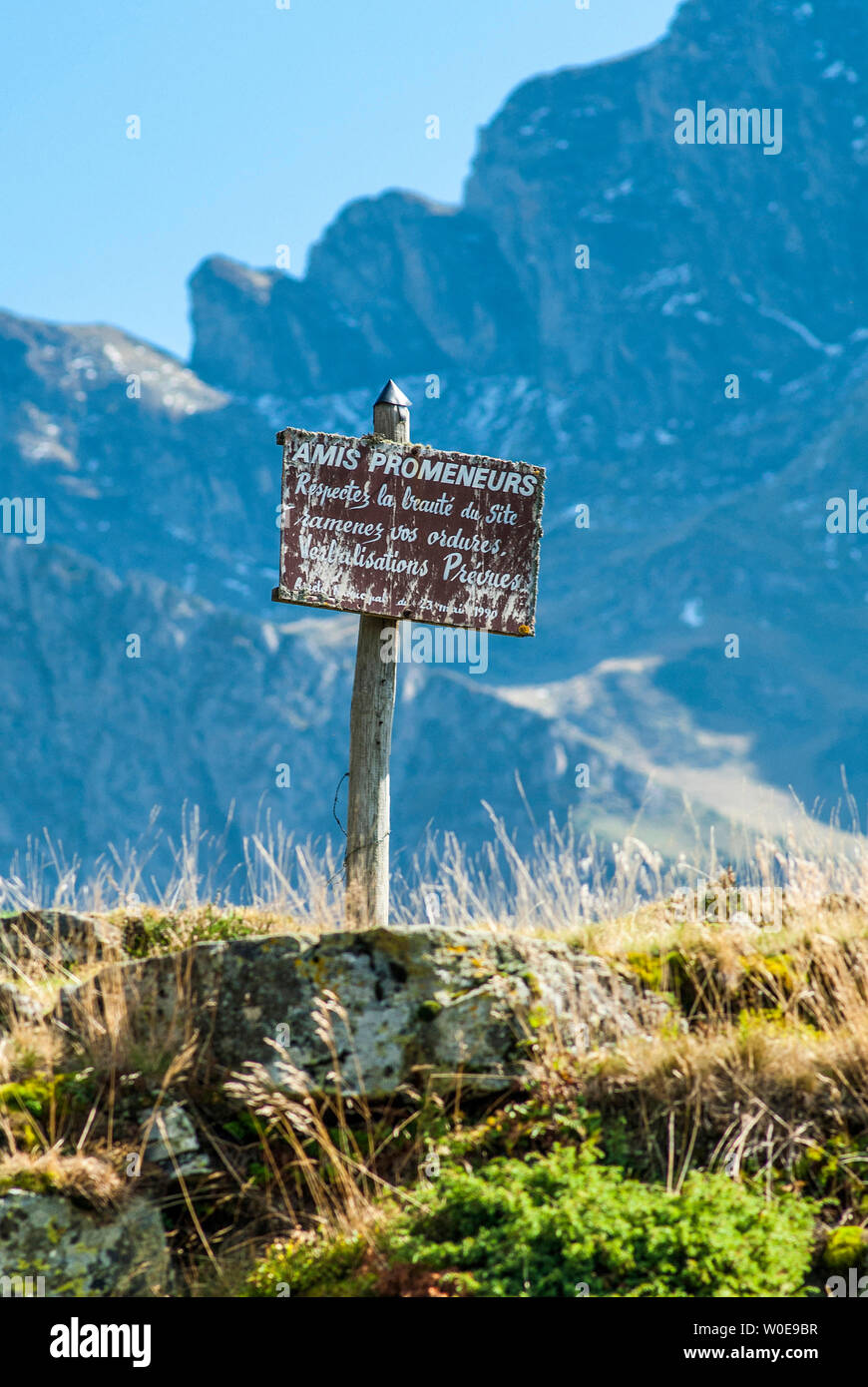 Francia, Pirineos, Parque Nacional de Hautes-Pyrénées, Hautacam, signo de montaña enouraging gente para respetar el medio ambiente Foto de stock