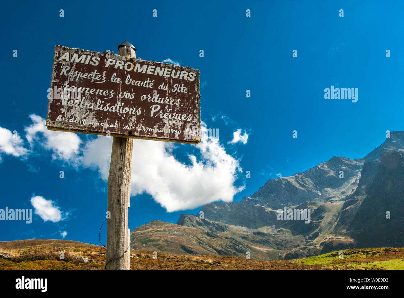 Francia, Pirineos, Parque Nacional de Hautes-Pyrénées, Hautacam, signo de montaña enouraging gente para respetar el medio ambiente Foto de stock