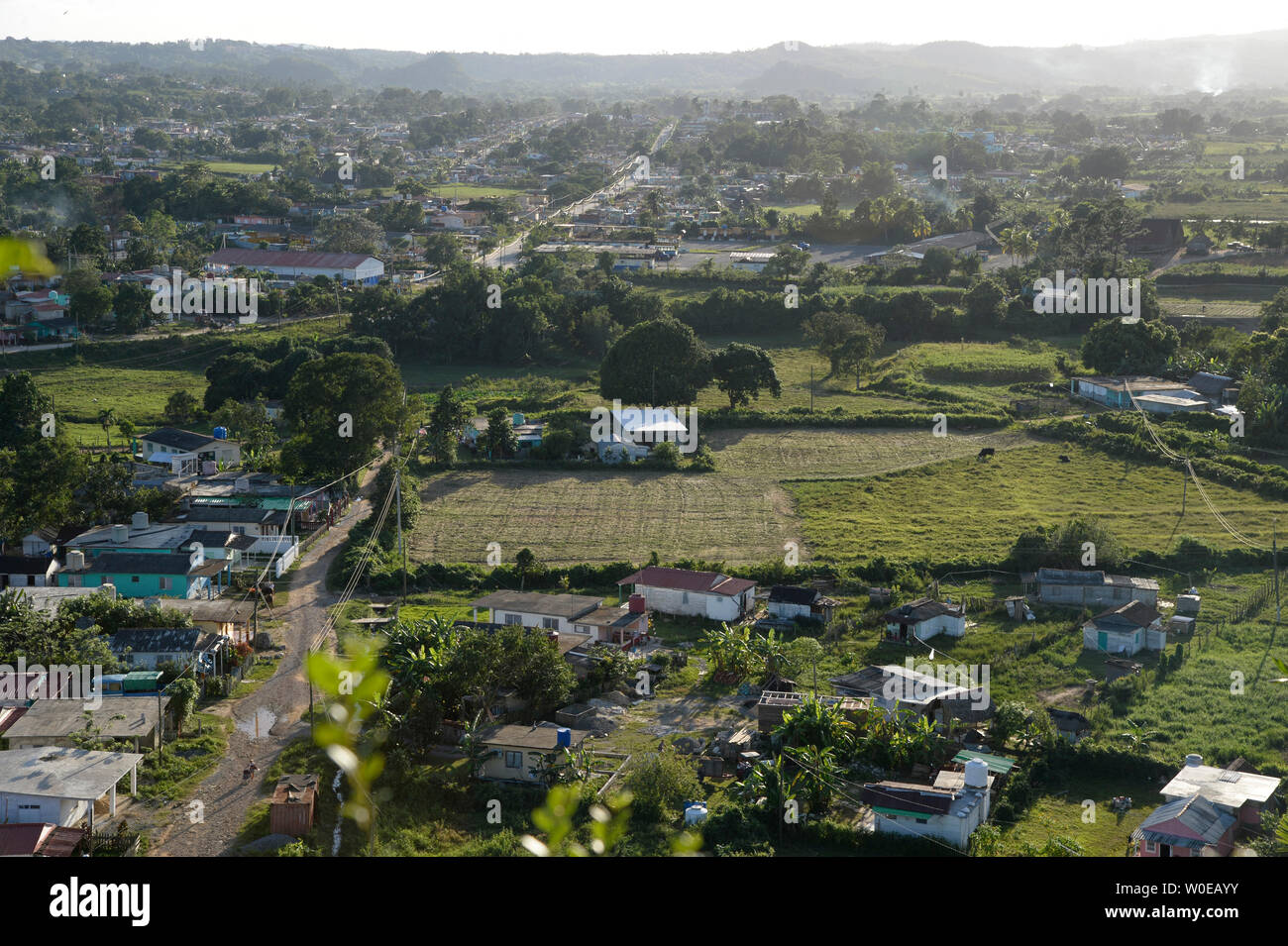 Cuba, Pinar del Río, la zona, vista en la pequeña ciudad de Viñales Foto de stock