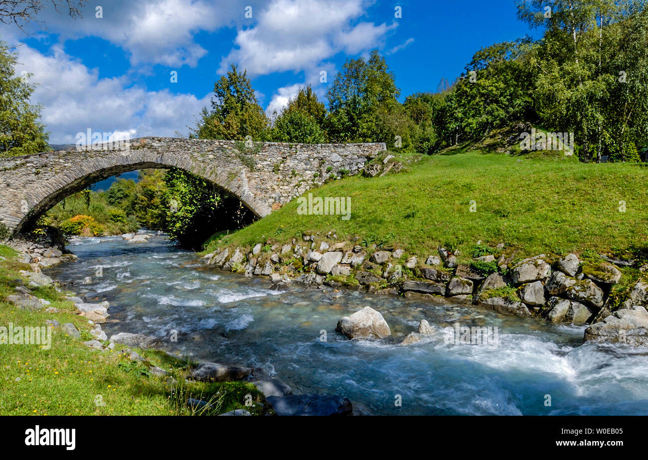 Francia, Pirineos, Parque Nacional Occitanie, Val d'Azun, el antiguo puente de piedra sobre el Azun dio (nombre que se refiere a ríos torrentosos, en el lado oeste de los Pirineos) Foto de stock