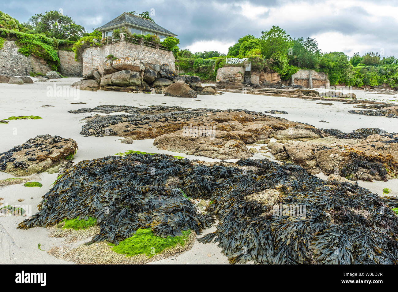 Francia, Bretaña, Fouesnant, playa con rocas en la vía costera (Grande Randonnée 34, número 34, en una red de senderos de larga distancia en Europa) a Beg-Meil Foto de stock
