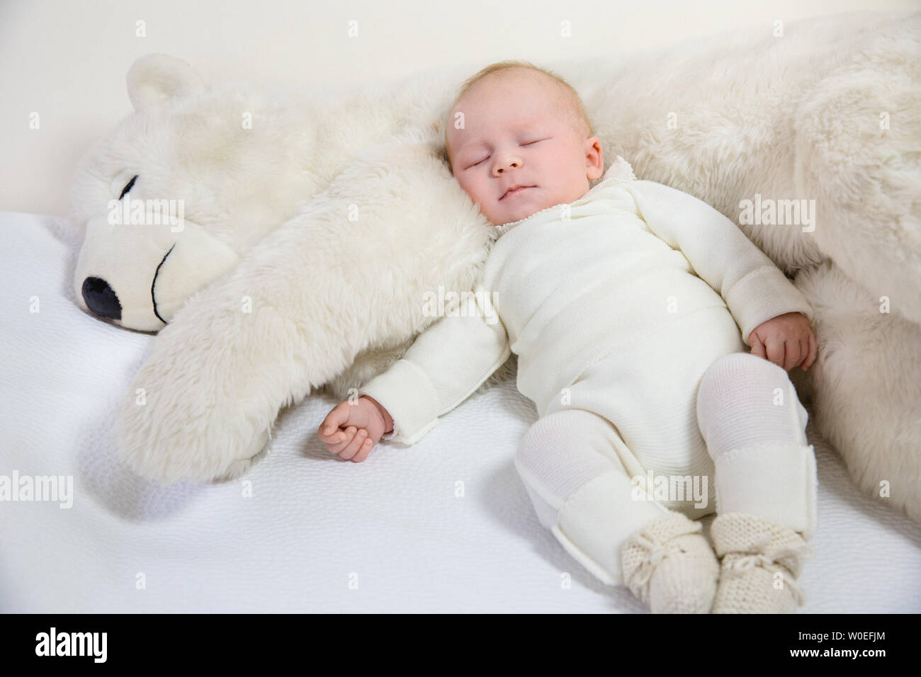 Vista De Un Bebe Durmiendo Con Un Enorme Oso De Peluche Blanco Sobre Una Cama Fotografia De Stock Alamy
