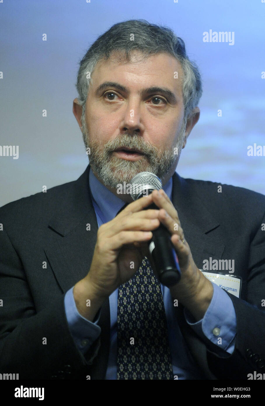 El Dr. Paul Krugman, ganador del Premio Nobel de Economía en 2008, habla en un simposio sobre los laureados del Premio Nobel norteamericano y cómo su investigación mejorará la vida, en la Embajada Sueca en Washington el 24 de noviembre de 2008. (UPI foto/Kevin Dietsch) Foto de stock