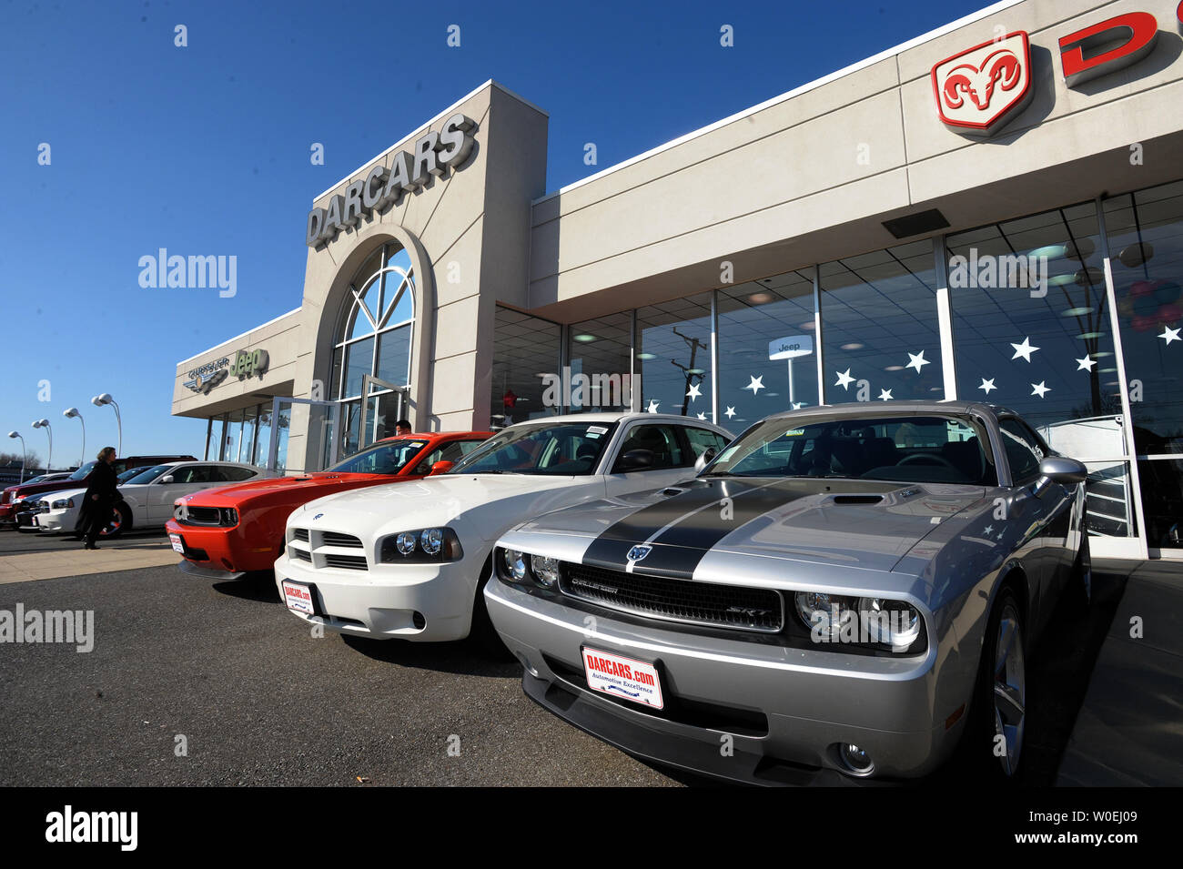Los vehículos Dodge están alineadas para la venta como Chrysler LLC tiene  una manifestación en apoyo de la legislación para proporcionar asistencia  financiera temporal a la industria automotriz estadounidense en DARCARS  Chrysler-Jeep-Dodge