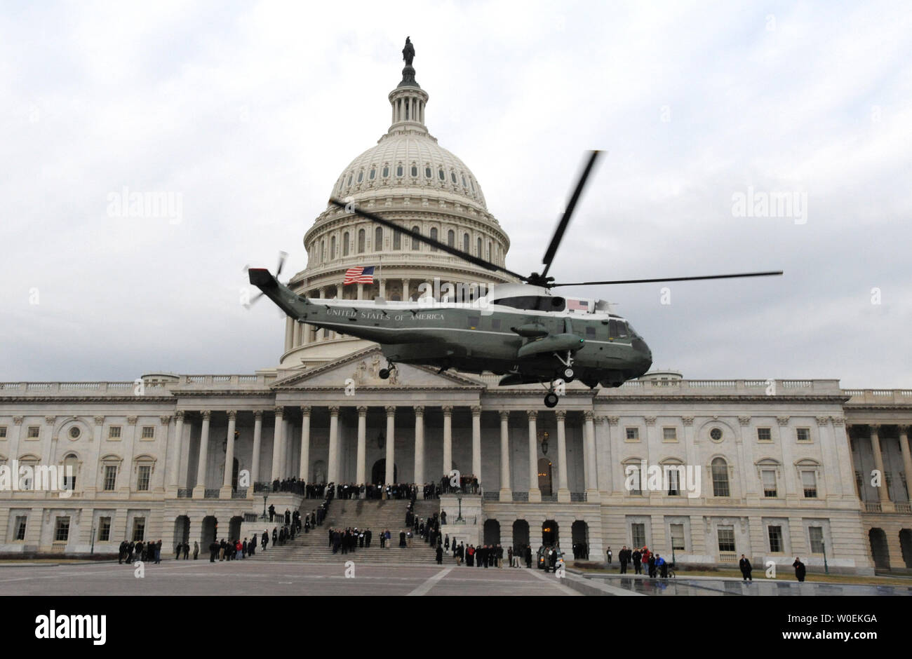 Un helicóptero militar estadounidense despega llevando un stand-in para el presidente George W. Bush lo deja durante un ensayo general de la ceremonia de Toma de Mando Presidencial en el Capitolio de EE.UU. el 11 de enero de 2009. El presidente electo, Barrack Obama hará el juramento de cargo y convertirse en el 44º presidente de los Estados Unidos el 20 de enero de 2009. Millones esperados en Washington para el evento. (UPI foto/Pat Benic) Foto de stock