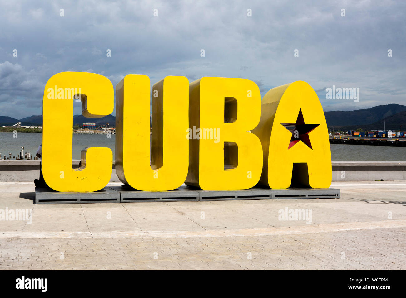 CUBA letras gigantes en primera línea de mar en el paseo de la Alameda, Santiago de Cuba, Cuba Foto de stock