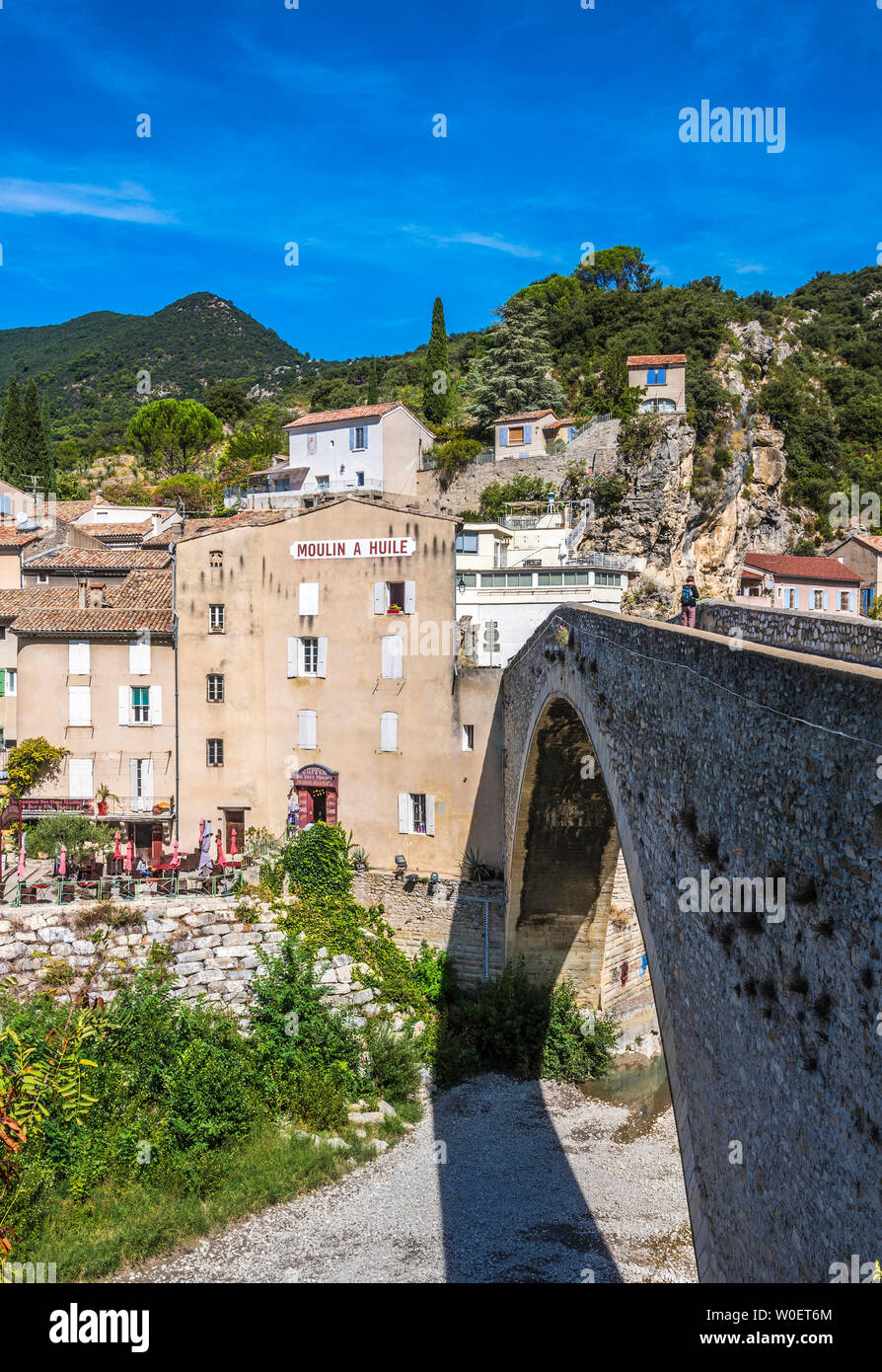 Francia, Auvergne Rhône Alpes, Nyons, Romanos puente que conduce a Nyons. Foto de stock