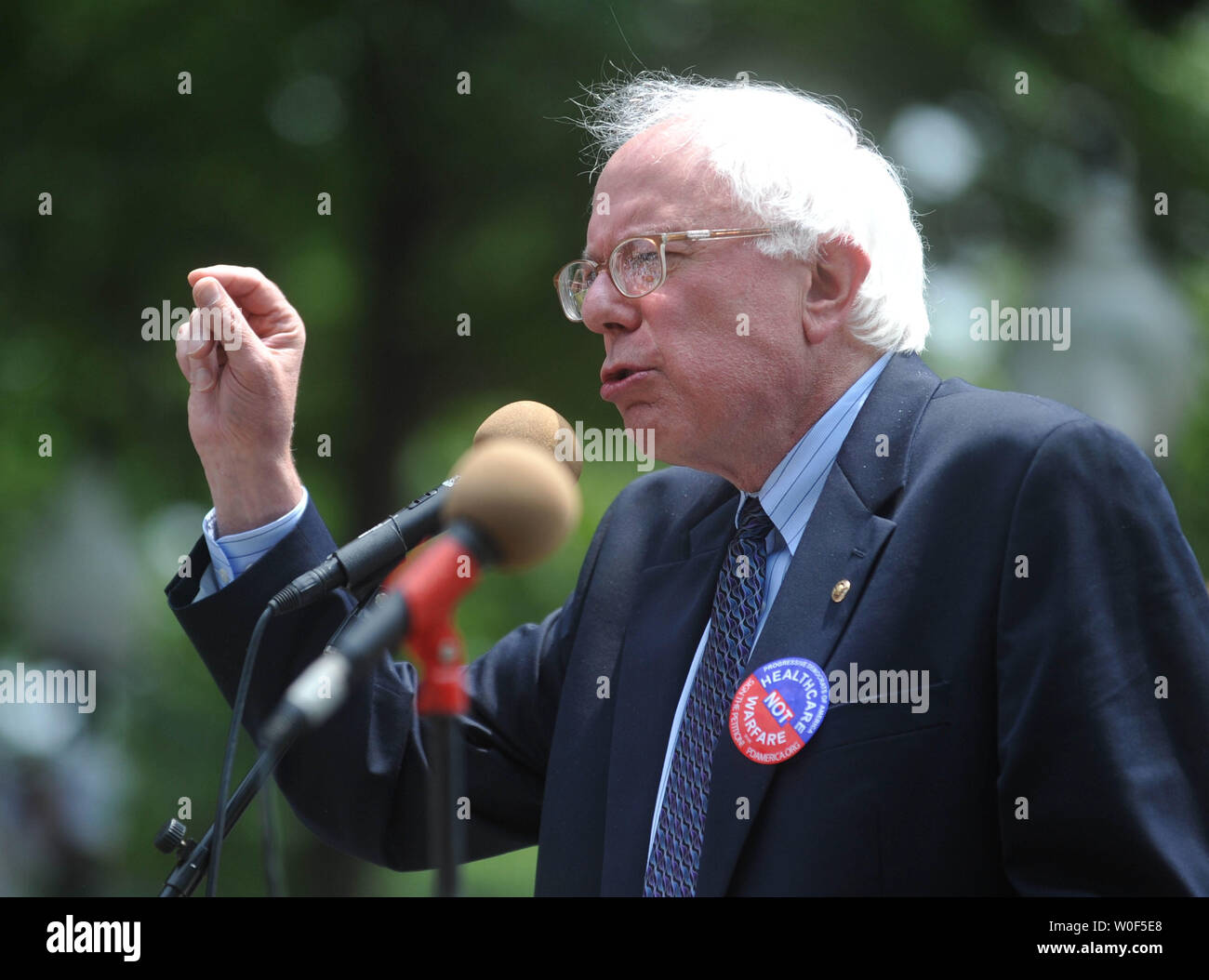 El senador Bernie Sanders (I-VT) habla en un mitin de la reforma sanitaria en el 44º cumpleaños de Medicare en el Capitolio en Washington el 30 de julio de 2009. (UPI foto/Kevin Dietsch) Foto de stock