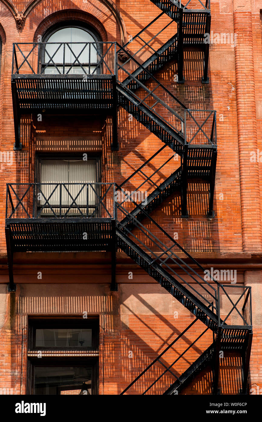 Escaleras de hierro fuera de un edificio, Toronto, Ontario, Canadá Foto de stock