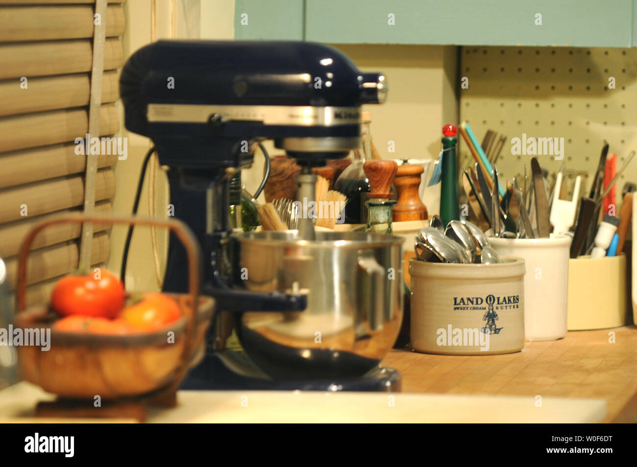 Utensilios de cocina son vistos en Julia Child's Kitchen en el 'Bon Appetit  Julia Child's Kitchen en el Smithsonian", exposición en el Museo  Smithsonian de Historia Americana, el 17 de agosto de