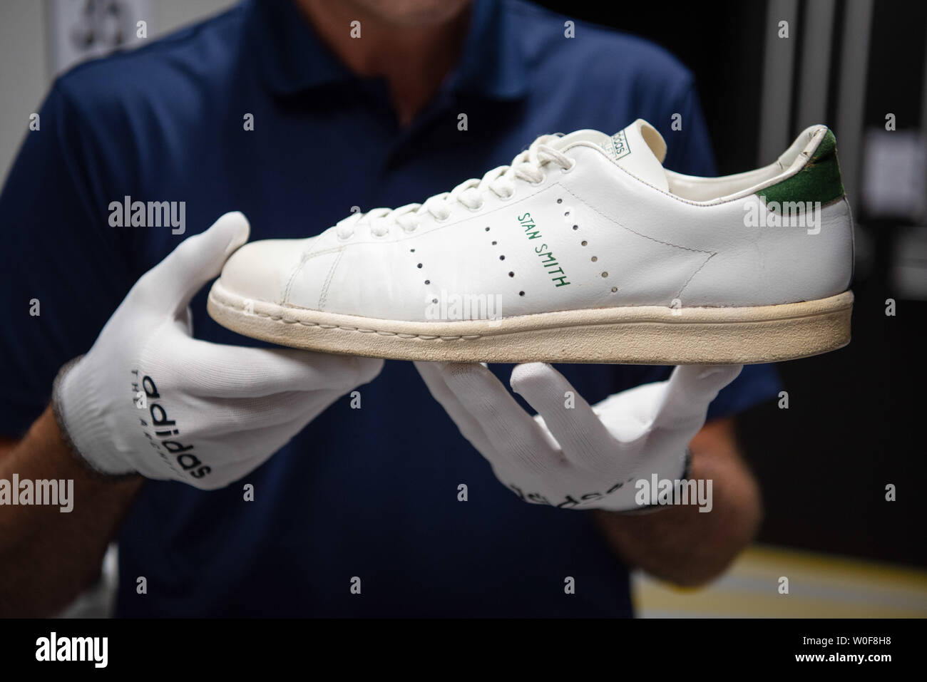 Zapatos tenis adidas fotografías e imágenes de alta resolución - Alamy