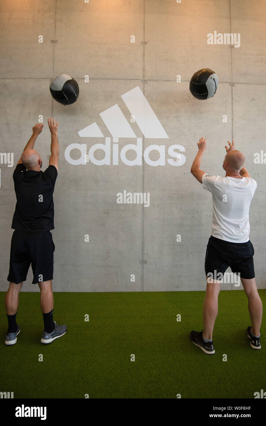 Alemania. 26 de junio, 2019. Dos empleados de Adidas utilizar el gimnasio para hacer ejercicio. En el 70º año de su existencia, el fabricante de artículos deportivos se mudaron al